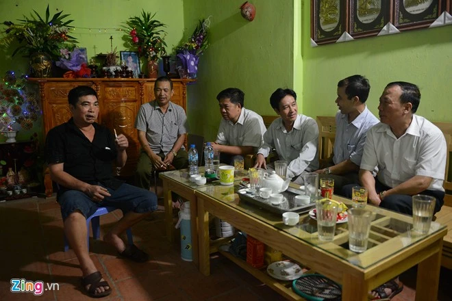 Ngôi nhà của tài năng nhí 9 tuổi tại huyện Quế Võ, Bắc Ninh trong sáng 7-4 khá đông khách đến thăm hỏi, chúc mừng. Anh Tuấn - bố của Vĩnh (áo đen) ngồi chia sẻ nhiều chuyện về cậu con út của mình. Quán quân Got Talent Đức Vĩnh ngày đầu trở về nhà