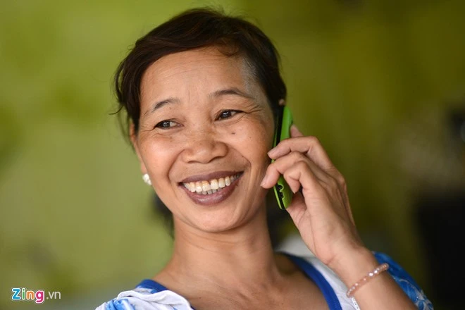 Thỉnh thoảng khi nhận được điện thoại chúc mừng của người thân và bè bạn, nụ cười lại rạng rỡ trên khuôn mặt chị. Quán quân Got Talent Đức Vĩnh ngày đầu trở về nhà