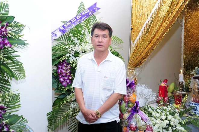 Nghệ sĩ Hữu Nghĩa là người có mặt bên cạnh Đăng Lưu khi anh trút hơi thở cuối cùng. Tối 7-4, anh đến nhà người em kết nghĩa để phụ giúp gia đình lo hậu sự. Sao Việt bùi ngùi tiễn đưa nghệ sĩ hài Đăng Lưu