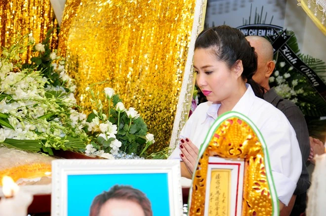 Lê Khánh cũng trong tâm trạng tiếc thương khi Đăng Lưu ra đi. Sao Việt bùi ngùi tiễn đưa nghệ sĩ hài Đăng Lưu