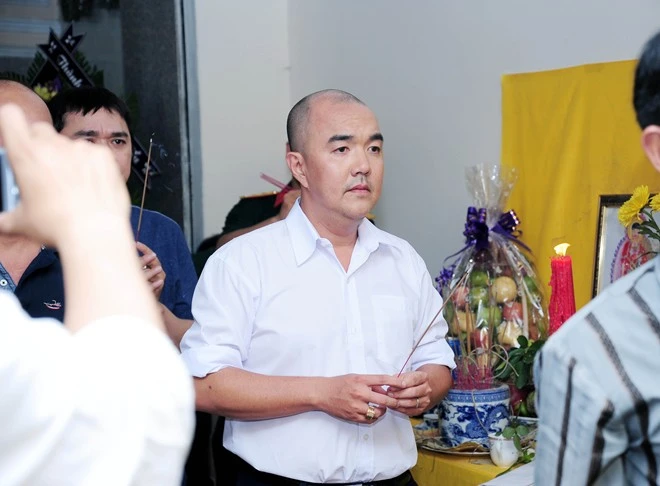 Diễn viên - đạo diễn Quốc Thuận là bạn thân của Đăng Lưu. Anh nghẹn ngào chia sẻ: “Cách đây không lâu, Lưu tham gia một vai diễn nhỏ trong bộ phim truyền hìnhHàng xóm. Sau đó, tôi có hứa sẽ cho Lưu thử sức một vai diễn lớn hơn khi làm bộ phim tiếp theo. Giờ đây, Lưu bỏ tôi ra đi mãi. Cầu mong Lưu được siêu thoát". Sao Việt bùi ngùi tiễn đưa nghệ sĩ hài Đăng Lưu