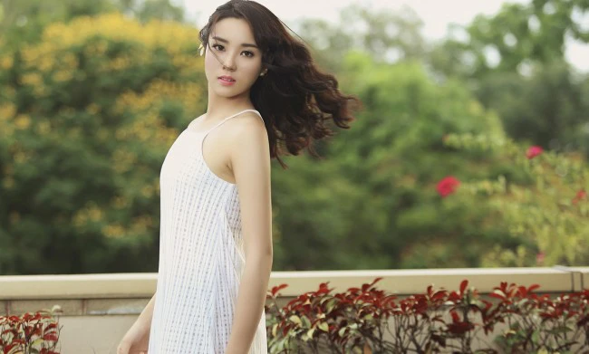 Người đẹp Việt “đốt mắt” với váy 2 dây trễ nải ảnh 21