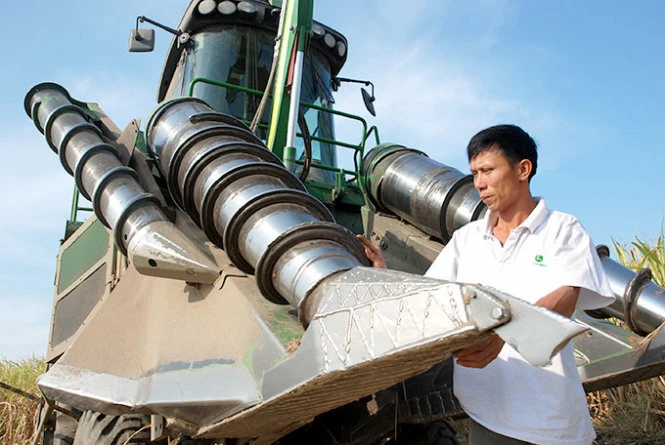 Ông Mạnh bên chiếc máy cắt mía 12 tỉ đồng - Ảnh: B.D. Ông Mạnh bên chiếc máy cắt mía 12 tỉ đồng - Ảnh: B.D.