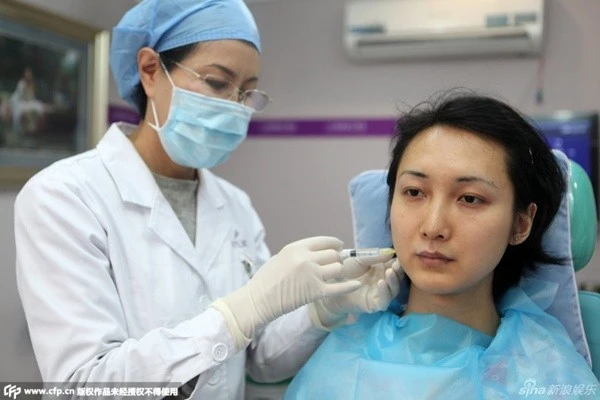 Ngày 14-8-2014, trong buổi họp báo được tổ chức tại Quảng Châu, Lưu Đình chia sẻ thần tượng của mình là người đẹp chuyển giới Hàn Quốc Harisu. Tháng 10-2014, chàng thanh niên 28 tuổi tiến hành ca phẫu thuật đầu tiên kéo dài hơn 5 tiếng đồng hồ. "Cảm giác không thể thở được, tôi thật sự đau đớn", người mẫu chuyển giới chia sẻ. Ngày 14/8/2014, trong buổi họp báo được tổ chức tại Quảng Châu, Lưu Đình đã chia sẻ thần tượng của mình là người đẹp chuyển giới Hàn Quốc Harisu. Tháng 10/2014, chàng thanh niên 28 tuổi tiến hành những ca phẫu thuật đầu tiên. Ca phẫu thuật kéo dài hơn 5 tiếng đồng hồ.