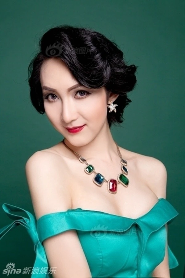 Trong bộ ảnh mới công bố, Lưu Đình khiến nhiều người ngạc nhiên vì vẻ ngoài xinh đẹp. Chân dài này cho biết, cô cảm thấy cuộc sống như chỉ mới vừa bắt đầu. Trong bộ ảnh mới công bố, Lưu Đình khiến nhiều người ngạc nhiên vì vẻ ngoài xinh đẹp. Chân dài này cho biết, cô cảm thấy cuộc sống như chỉ mới vừa bắt đầu.