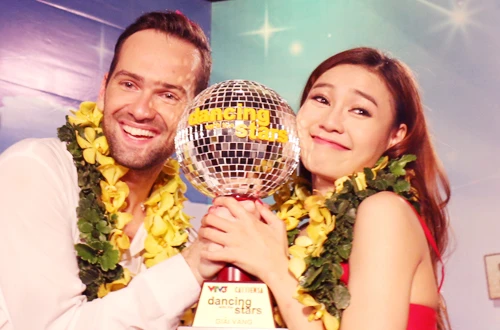 Lan Ngọc và bạn nhảy mừng chiến thắng "Bước nhảy Hoàn vũ 2015". 2_1428795369.jpg