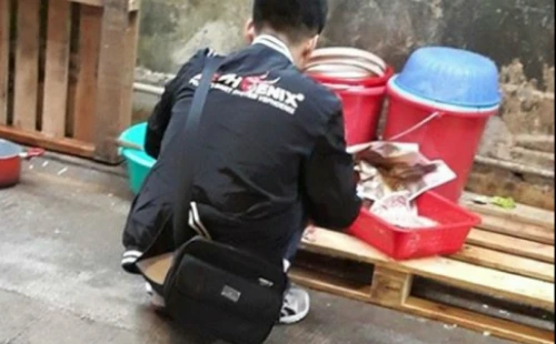 Hình ảnh một người được cho là đang làm thịt chó phía sautiệm tạp hóa Việt Nam ở Hong Kong thu hút nhiều sựchú ý trên mạng xã hội. Ảnh:SCMP doggy_1428828895.jpg