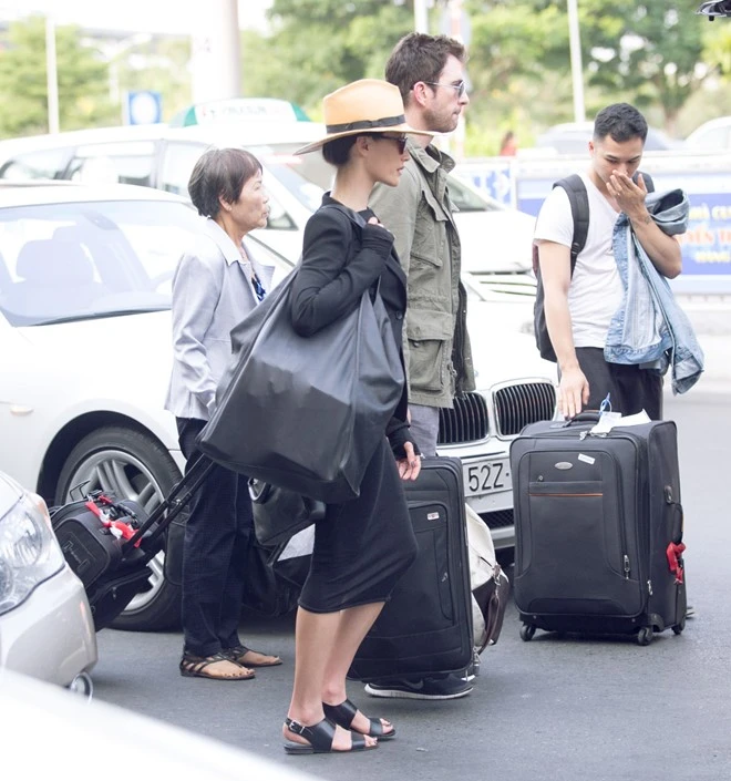 Cả gia đình chờ xe riêng đến đón. Đây là lần thứ 3 Maggie Q về quê ngoại. Maggie Q mặc sành điệu khi đến TP HCM