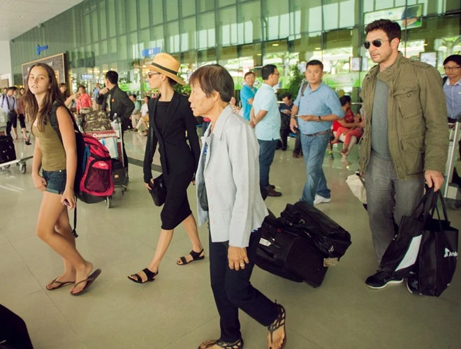 Đi cùng nữ diễn viên nổi tiếng là mẹ ruột và vị hôn phu - nam diễn viên Dylan Mc Dermott. Bà Catherine Hong mới tiết lộ, con gái và vị hôn phu điển trai sẽ kết hôn vào tháng 9 hoặc tháng 10 trên bãi biển Honulunu xinh đẹp. Maggie Q mặc sành điệu khi đến TP HCM