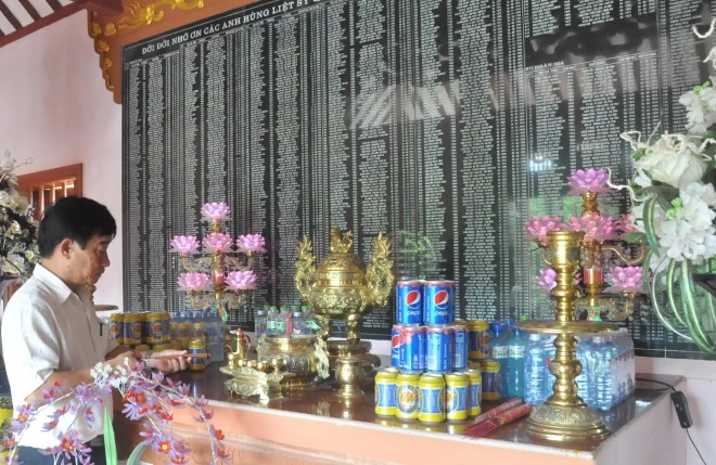 Đại tá Ngô Thanh Hải thắp hương cho 920 đồng đội hy sinh tại trận Thượng Đức ở chiến trường xưa. Đại tá Ngô Thanh Hải thắp hương cho 920 đồng đội hy sinh tại trận Thượng Đức ở chiến trường xưa.