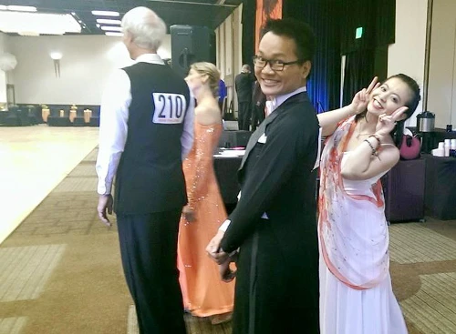 Quang Thông và bạn nhảy tham gia cuộc thi khiêu vũ bang Texas (Mỹ) và nhận giải nhất với hai điệu Waltz, Tango. Ảnh:NVCC. nguyen-quang-thong-3-6909-1428989842.jpg
