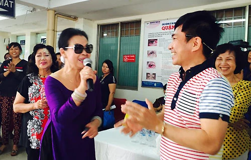 Nữ danh ca hát vài câu ngắn trong bài "Diễm xưa" của Trịnh Công Sơn để tặng những bệnh nhân nghèo đang chờ vào phòng mổ. quang-thanh-3777-1429519070.jpg