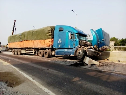 Tấm bê tông bị xe tải húc văng ra khiến xe container đi ngược chiều gặp nạn. Tấm bê tông bị xe tải húc văng ra khiến xe container đi ngược chiều gặp nạn.