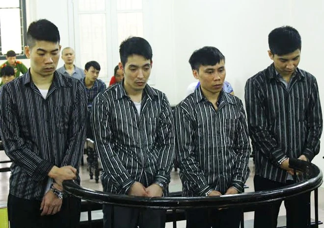 4 bị cáo liên quan đến vụ trộm xe máy. Ảnh:Đỗ Mến. Cử nhân công nghệ trộm 18 xe tay ga