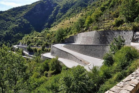 Đèo ở Dadès Gorges, High Atlas, Maroc. Con đường này nằm giữa hai dãy núi Atlas và Jbel Saghro.