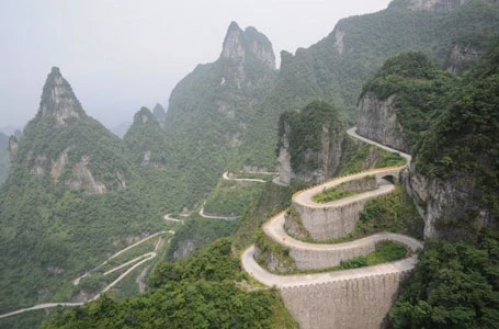 Những con đường kỳ vĩ và hiểm trở nhất trên thế giới