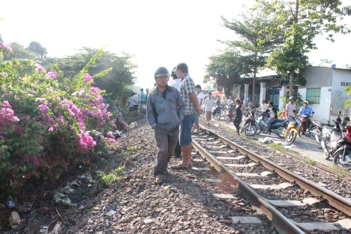 Hai bà cháu thiệt mạng vì tàu hỏa kéo lê hơn chục mét ảnh 3 Hai bà cháu thiệt mạng vì tàu hỏa kéo lê hơn chục mét ảnh 3