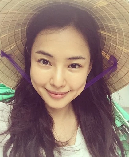 Honey Lee khoe ảnh đội nón lá. hop-3367-1429756146.jpg