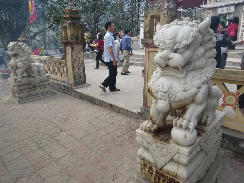 Phế bỏ sư tử đá lai căng ra khỏi đền thờ Liễu Hạnh ảnh 1 Phế bỏ sư tử đá lai căng ra khỏi đền thờ Liễu Hạnh ảnh 1
