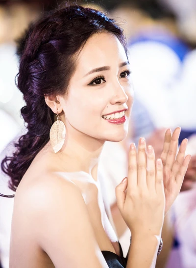 Mai Phương Thúy xuất hiện với phong cách quyến rũ tại sự kiện. 4-1610-1429922063.jpg