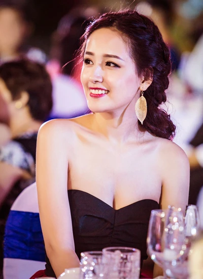 Cô chọn kiểu tết tóc nữ tính và lối trang điểm nhẹ nhàng. 5-6029-1429922063.jpg