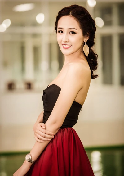 Hoa hậu nhấn vào đôi môi đỏ cùng phụ kiện đeo tai hình chiếc lá. 7-8942-1429922063.jpg