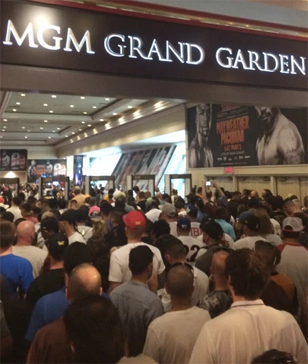 11.500 người đến xem Mayweather và Pacquiao kiểm tra cân nặng ảnh 4 image photo