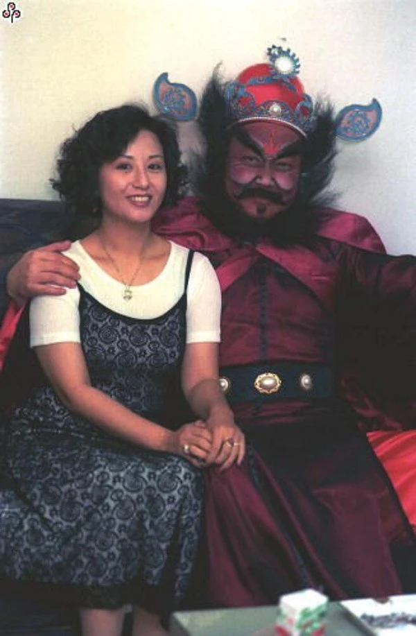 “Tôi béo thế này phần lớn là nhờ vợ. Cô ấy nấu ăn rất ngon”, Kim Siêu Quần chia sẻ. Ảnh chụp trong thời gian nghệ sĩ gạo cội đóngThiên sứ Chung Quỳ. “Tôi béo thế này phần lớn là nhờ vợ. Cô ấy nấu ăn rất ngon”, Kim Siêu Quần chia sẻ.