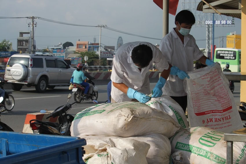 Bắt giữ hơn 1 tấn thịt gà hư thối ảnh 2