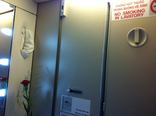 Đi nghỉ lễ, khách hút thuốc trên máy bay Vietnam Airlines ảnh 1 Toilet máy bay đều có cảnh báo Không hút thuốc, thậm chí còn ghi rõ Thùng rác có gắn thiết bị cảnh báo khói. Thế nhưng không ít hành khách điếc không sợ súng, vẫn trốn vào đây hút thuốc