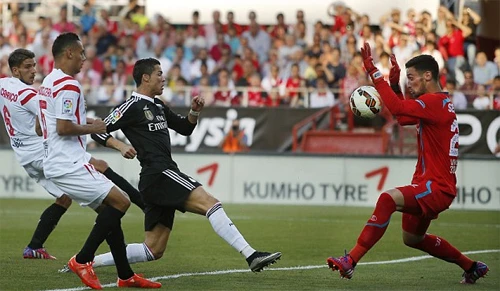 Hàng thủ Sevilla bất lực bám theo Ronaldo. ronaldo3-1739-1430612030.jpg