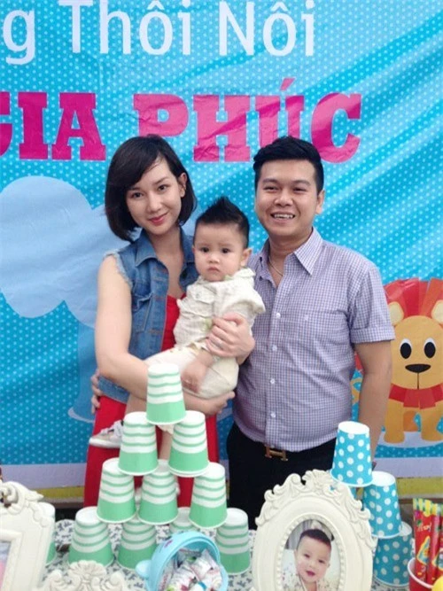 Vợ chồng Quỳnh Chi trong lễ thôi nôi con. Vợ chồng Quỳnh Chi trong lễ thôi nôi con.