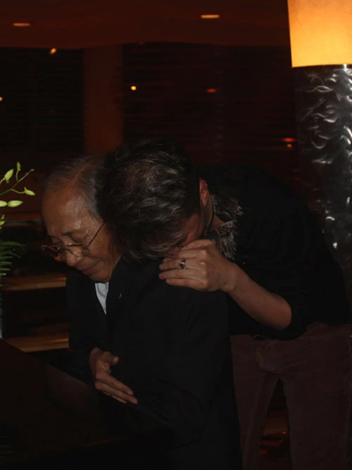 Được biết, Đàm Vĩnh Hưng mang một lẵng hoa đến nơi nhạc sĩ Nguyễn Ánh 9 chơi piano và nói: “Con từng nghĩ sẽ không dám gặp bố nữa”. Sau đó anh lặng lẽ ngồi ở một vị trí gần đó và nhẫn nại chờ nhạc sĩ Nguyễn Ánh 9 tiếp tục chơi đàn đến 19h. Được biết, Đàm Vĩnh Hưng mang một lẵng hoa đến nơi nhạc sĩ Nguyễn Ánh 9 chơi piano và nói: “Con từng nghĩ sẽ không dám gặp bố nữa”. Sau đó anh lặng lẽ ngồi ở một vị trí gần đó và nhẫn nại chờ nhạc sĩ Nguyễn Ánh 9 tiếp tục chơi đàn đến 19h