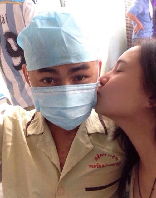 Vài ngày sau, Duy Nhân đăng bức ảnh được gặp lại vợ Kiều Oanh sau thời gian cách ly. Trước đó họ chỉ có thể nói chuyện qua một tấm kính. Vài ngày sau, Duy Nhân đăng bức ảnh được gặp lại vợ sau thời gian cách ly. Trước đó họ chỉ có thể nói chuyện qua một tấm kính.