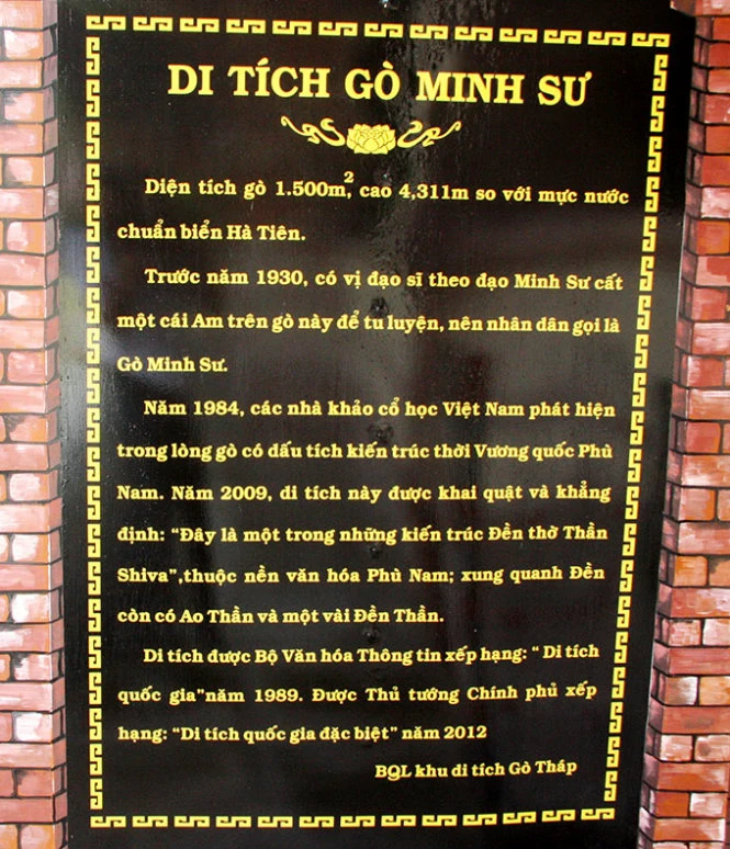 Bảng giới thiệu về khu di tích Gò Minh Sư - Ảnh: V.Tr Bảng giới thiệu về khu di tích Gò Minh Sư - Ảnh: V.Tr