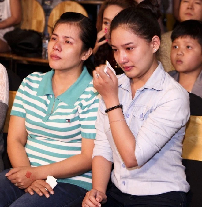 Gia đình nam người mẫu kiêm diễn viên bối rối và lo lắng. Bạn bè trong giới cũng hoang mang trước thông tin xấu này. Viện phí điều trị cũng tăng đến 40 triệu đồng mỗi ngày nên gia đình Duy Nhân quyết định bán đất để cầm cự cho anh. Gia đình nam người mẫu kiêm diễn viên bối rối và lo lắng. Bạn bè trong giới cũng hoang mang trước thông tin xấu này. Viện phí điều trị cũng tăng đến 40 triệu đồng mỗi ngày nên gia đình Duy Nhân quyết định bán đất để cầm cự cho anh.