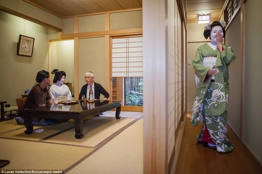 Hé lộ cuộc sống của những Geisha hiện đại qua ảnh