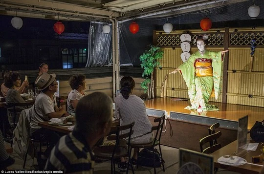 Trình diễn cho khách xem