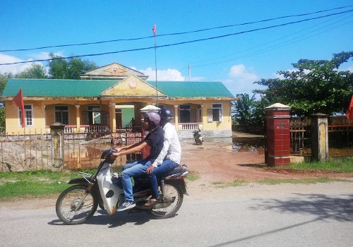UBND xã Phú Mỹ (huyện Phú Vang), nơi có đến 2 cán bộ dùng bằng tốt nghiệp THPT giả. Ảnh:Đắc Đức. Bang-gia-5896-1431162394.jpg