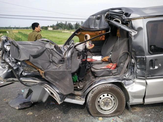 Chiếc xe biển xanh bị bể nát phần đầu - Ảnh: Nhật Duy Hiện trường vụ tai nạn - Ảnh: Nhật Duy