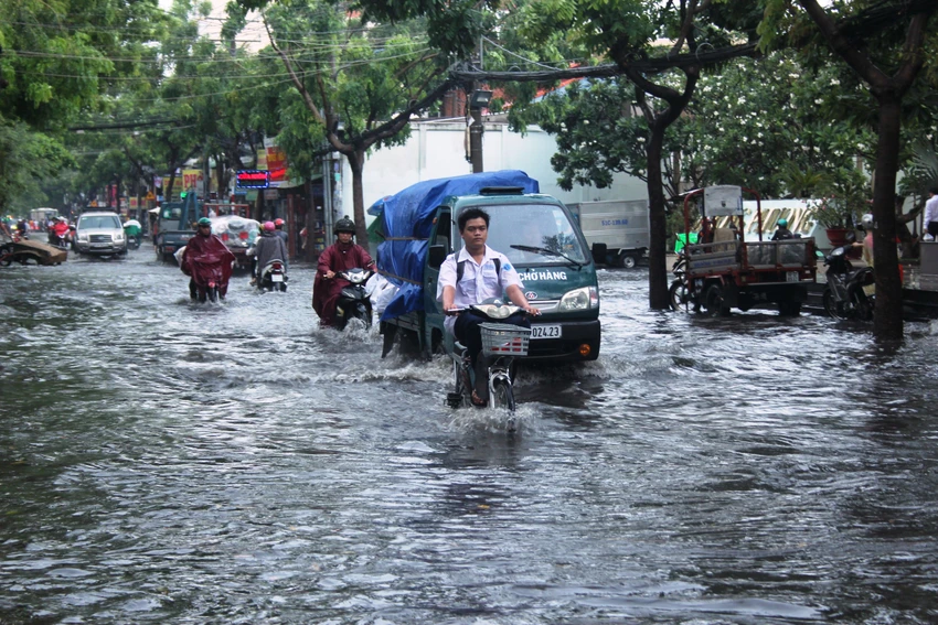 Mưa nửa tiếng đường ngập như sông, xe cộ bì bõm trong nước cống ảnh 4 Mưa nửa tiếng đường ngập như sông, xe cộ bì bõm trong nước cống ảnh 4