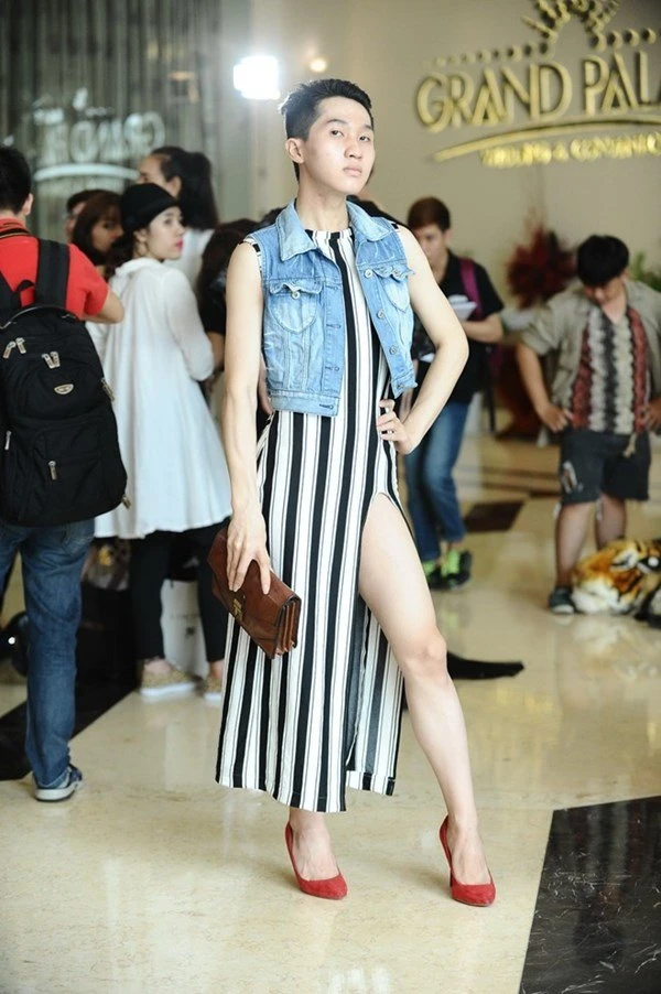 Chàng trai này xuất hiện với váy ôm sát và giày cao gót đỏ-Hình ảnh lấy từ Fanpage của chương trình Project Runway Vietnam 2015