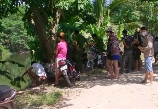 Khúc sông nơi phát hiện thi thể nam thanh niên trôi sông Khúc sông nơi phát hiện thi thể nam thanh niên trôi sông