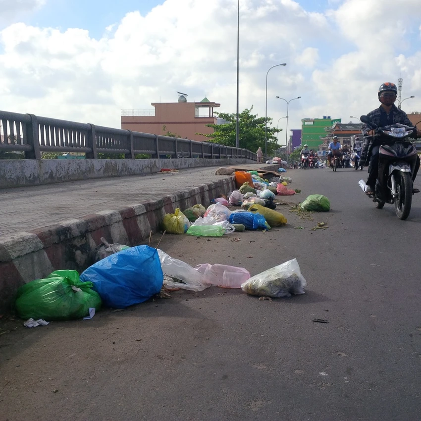Rác thải vứt ngổn ngang trên cầu Chợ Cầu ảnh 1