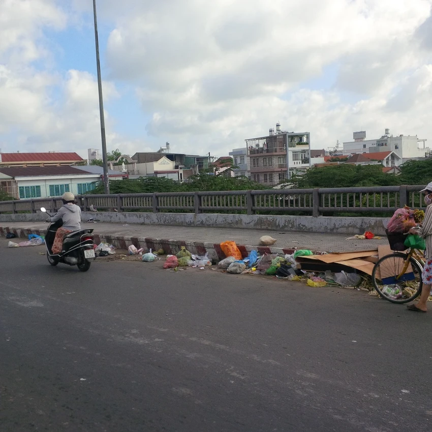 Rác thải vứt ngổn ngang trên cầu Chợ Cầu ảnh 2