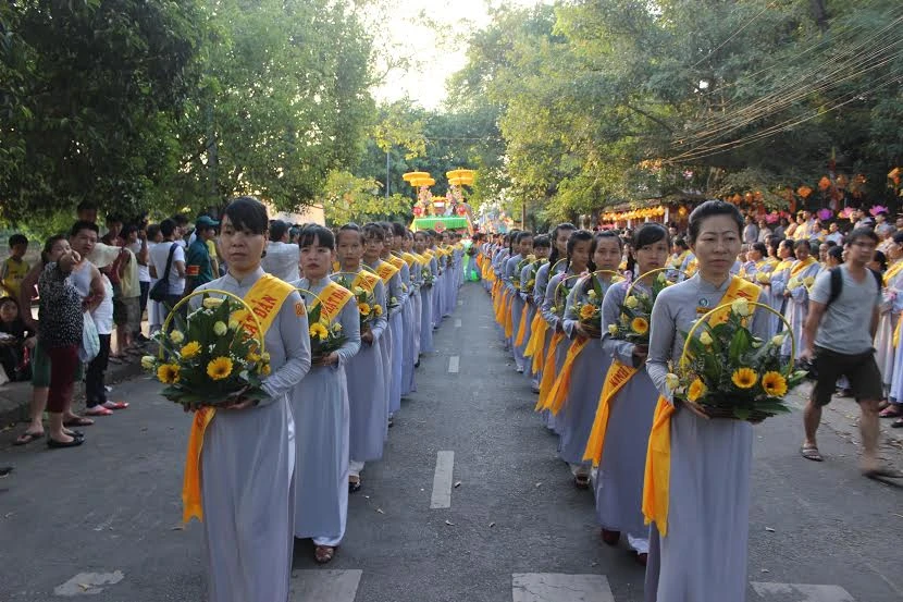 TP.HCM, Huế người dân đón mừng lễ Phật đản ảnh 25 TP.HCM, Huế người dân đón mừng lễ Phật đản ảnh 25