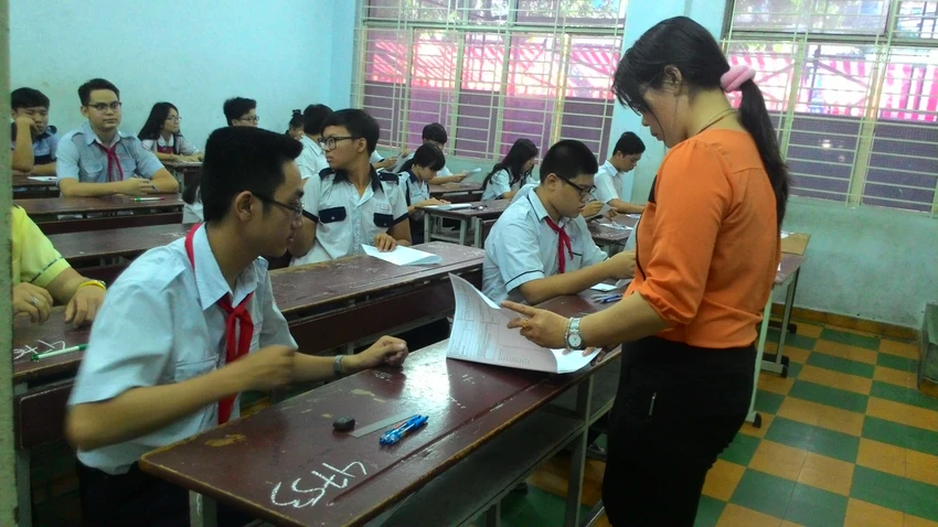 Sáng nay, hàng chục ngàn học sinh TP.HCM và Hà Nội 'chạy đua' vào lớp 10 ảnh 1 Sáng nay, hàng chục ngàn học sinh TP.HCM và Hà Nội 'chạy đua' vào lớp 10 ảnh 1