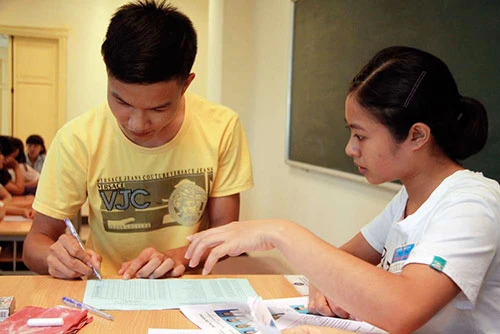 Thí sinh lo lắng vì sai sót trên giấy báo thi ảnh 5