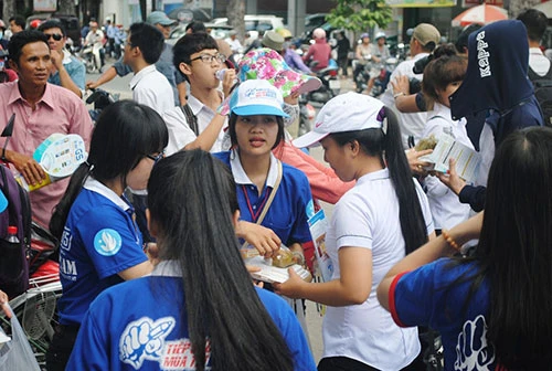 Ngày thi đầu tiên: Sĩ tử được chăm sóc đến... 'tận răng' ảnh 7 Ngày thi đầu tiên: Sĩ tử được chăm sóc đến... 'tận răng' ảnh 7