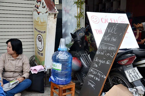 Ngày thi đầu tiên: Sĩ tử được chăm sóc đến... 'tận răng' ảnh 8 Ngày thi đầu tiên: Sĩ tử được chăm sóc đến... 'tận răng' ảnh 8